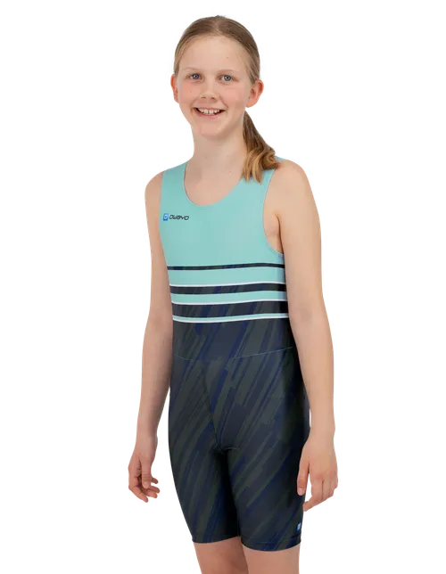 The model is 152 cm  and is wearing a size 156/152
